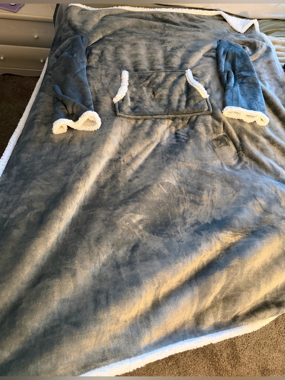 Cozy Women’s Wearable Blanket - Gray with White Sherpa Trim